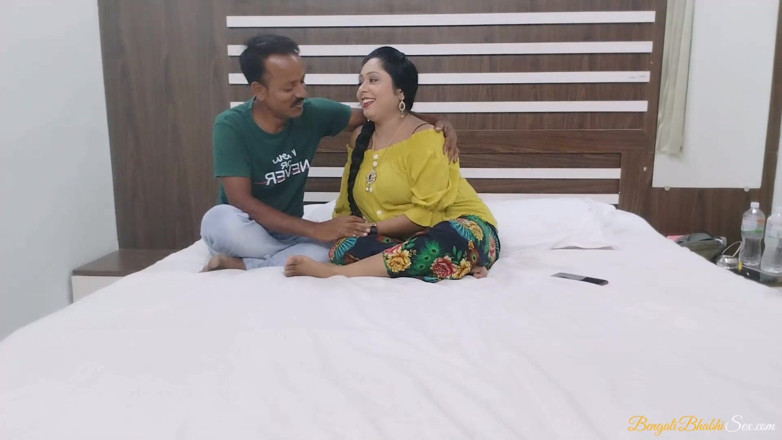 Bengali Bhabhi Sex: 아름다운 거유 인도 벵골 미시 밀프 Devar에게 따먹히는 인도 형수