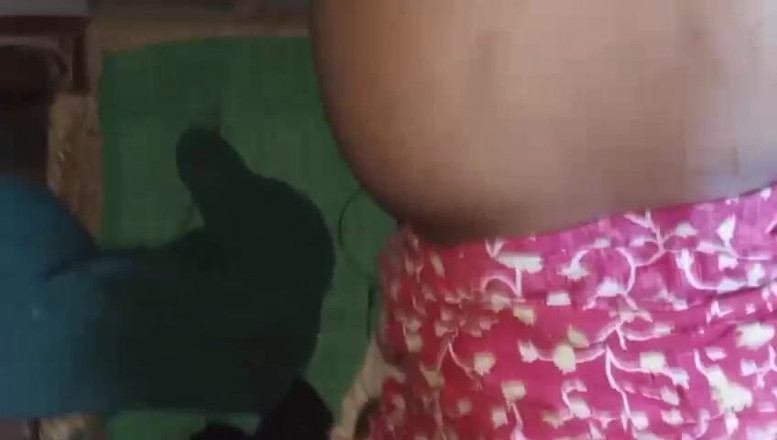 Auntixxx69: Un beau-père et sa belle-mère s’amusent beaucoup aujourd’hui à ramasser les...
