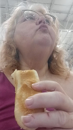 BBW nurse Vicki adventures with friends: Hltejte hotdog po nakupování v tomto velkém obchodě!