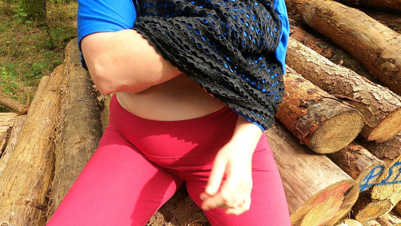 Bouncy Tits Action: Seins et vagin utilisés sur la pile de bois