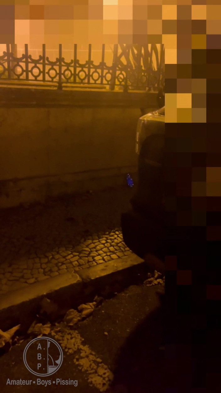 AmateurBoysPissing: Băiat amator prins pișându-se pe stradă și dat o mână de...