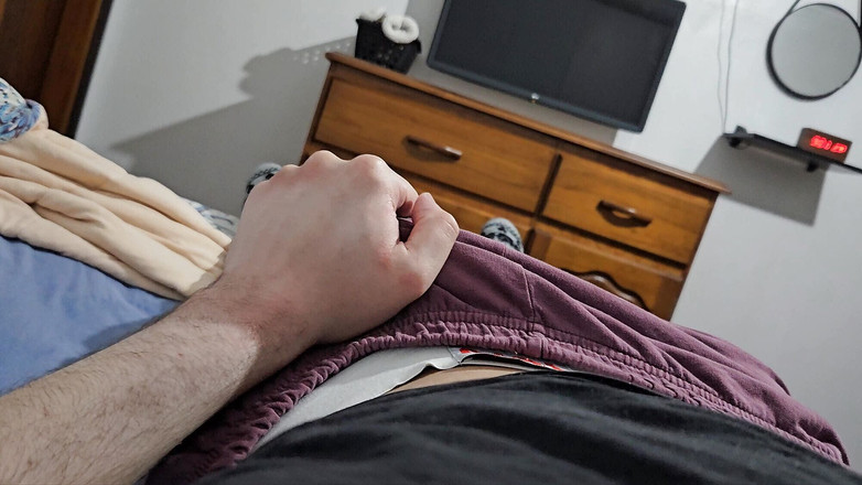 Lkdick8: Geiler junge zeigt morgens seinen großen schwanz