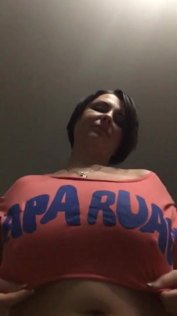 Sexy Milf: Peitos pulando da camiseta em câmera lenta!
