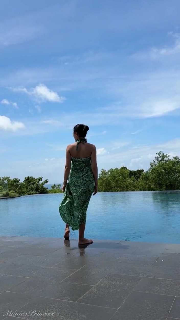 Princess Monica: Provocando na piscina em micro biquíni, natação