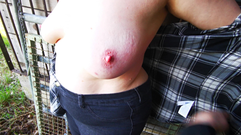 Bouncy Tits Action: Pălmuiește-i sânii roșii în hambar