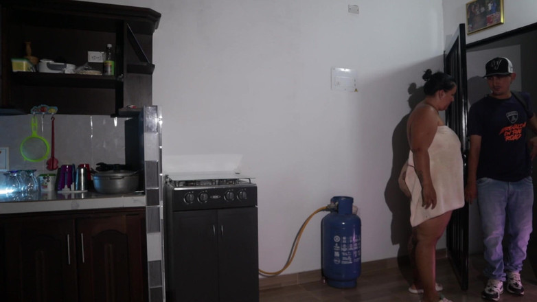 Lexly_16: हॉट महिला भुगतान के लिए पिज्जा डिलीवरी मैन को चोदती है