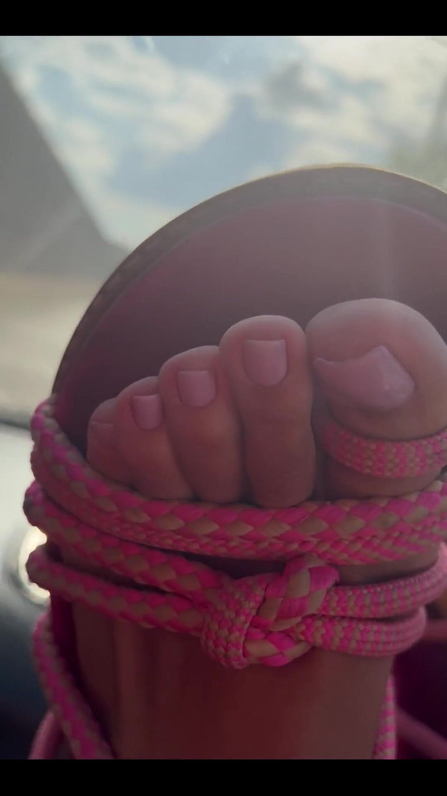 This new lilac pedicure is great with my pink sandals, don't you think? (Kiffa Feet)