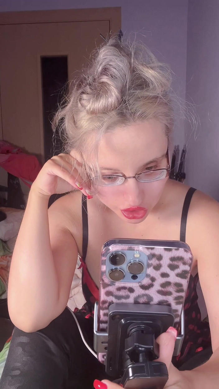 FinDom Goaldigger: Залежність від оголених цицьок