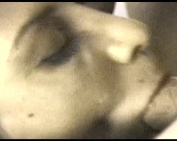 Dirty old moviez: 饥渴的黑发熟女抚摸她毛茸茸的阴户达到高潮