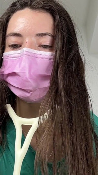 Examen physique professionnel en POV dans des gommages verts