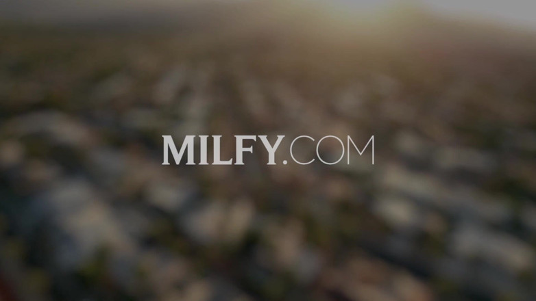 Milfy: Matură sexy cu forme Syren călărește pula tânără la piscină