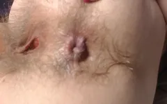 Estoy tocando mi culo peludo sexy y tratando de peda tan duro. Hablando sucio en mi video con primer plano