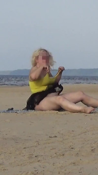 海滩上的搞笑熟女