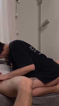 Beso De Sofá Y Mamada Se Convierten En Paseo Crudo Y Orgasmo Mutuo
