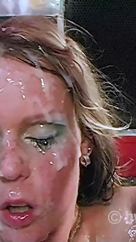 Bukakke avec la reine du sperme Cindy