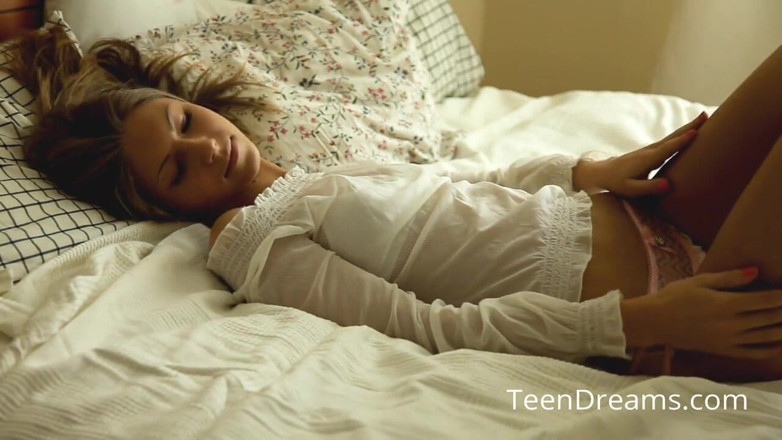 Teen Dreams: gulaabi paintij men Anjelica