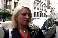 O curvă blondă sexy din Franța își întinde curul