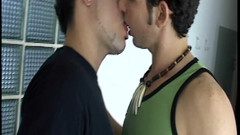 Just X Gays amateur porn: Sin vergüenza, solo calor: dos chicos calientes entran, turnándose y...