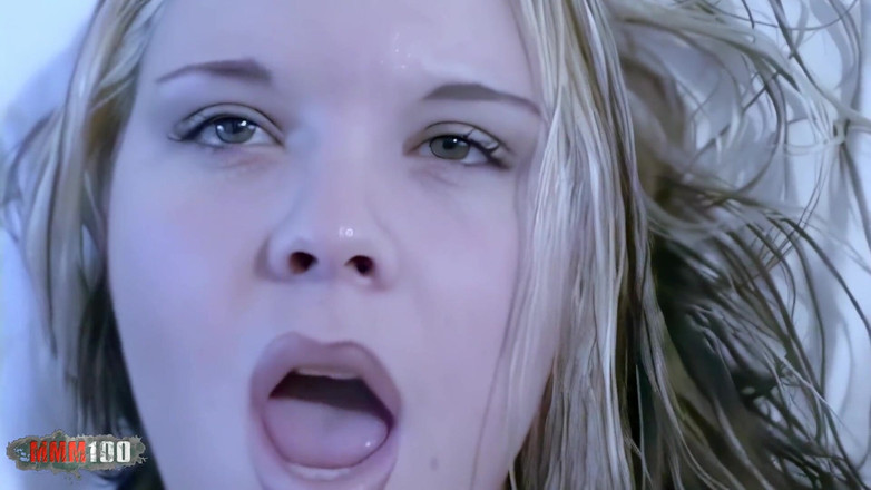 MMM100: Anastasia mayo：小在沙发上做脱衣舞