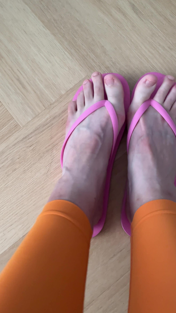 Feet: Pertunjukan Kaki dalam sandal jepit