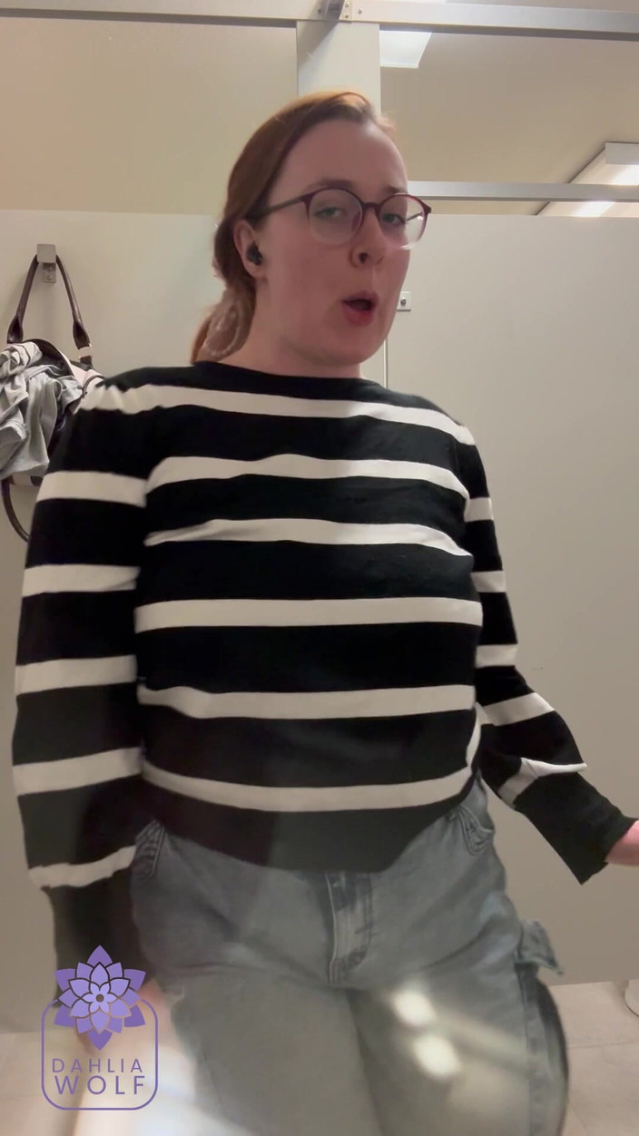 Dahlia Wolf: 彼女はただ自分のアソコに触れたかった!!公衆トイレでのいたずらな自慰行為