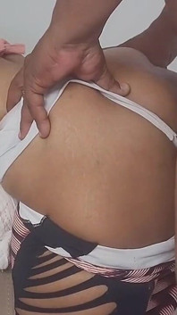 Anale massage met heet brunette meisje