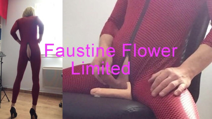 Faustine: 당신을 위해 빨간 비닐 고양이 수트 정액을 입은 크로스드레서 파우스틴.