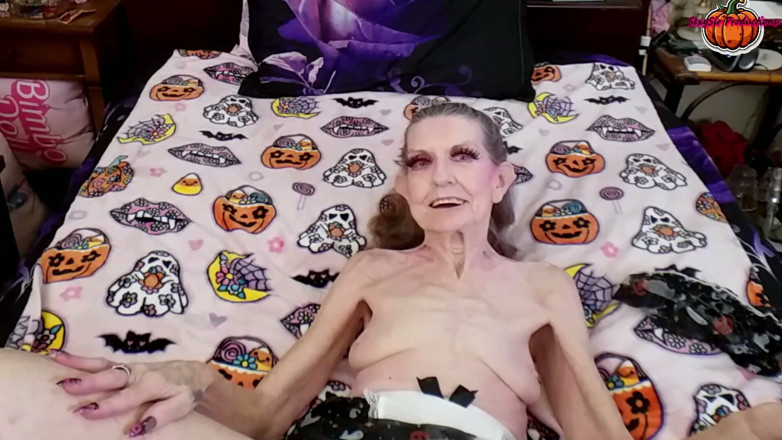 Sexy Sandra N Sir Christopher: GILF služka si drží svou práci sexy Sandra Halloween 2026 Sólo