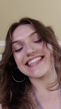 Gracie Gates a l’air sexy avec du sperme sur le visage
