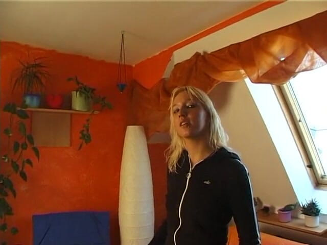 Crispy Teens: Ragazza bionda si spoglia e mostra il suo corpo