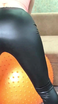 Vicino Con Leggings Di Pelle Scopa E Succhia