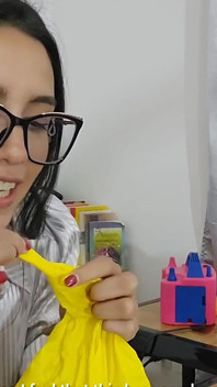 Marianna пытается надуть свой квадратный шарик, не разрывая его