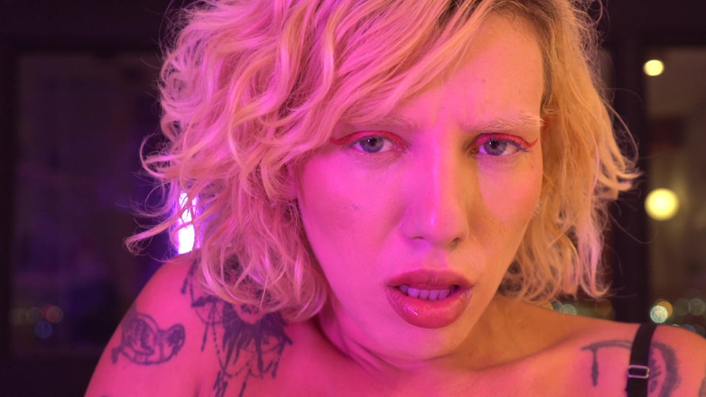 Docedeleite: Blonda atrăgătoare face sex oral și se masturbează în culise.