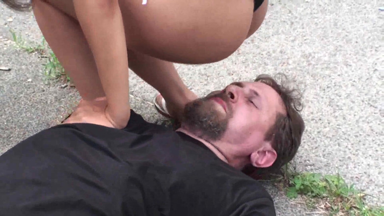 Femdom Austria: 그녀는 그의 얼굴을 앉을 장소로 사용
