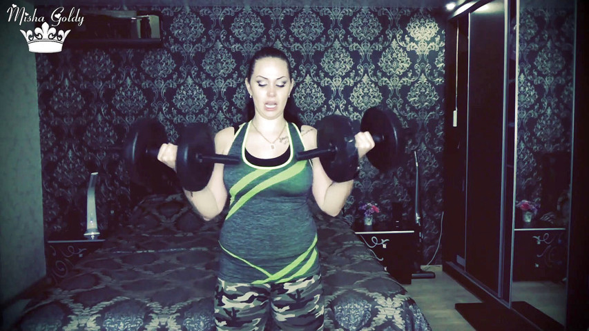 50 ripetizioni di sollevamento pesi per la sfida di bicipiti e spalle! (Dea Misha Goldy) 50 weight liftings repeats for biceps and shoulders challenge! (Goddess Misha Goldy)