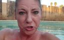 Elite lady S: Está desnuda milf fumando en la piscina