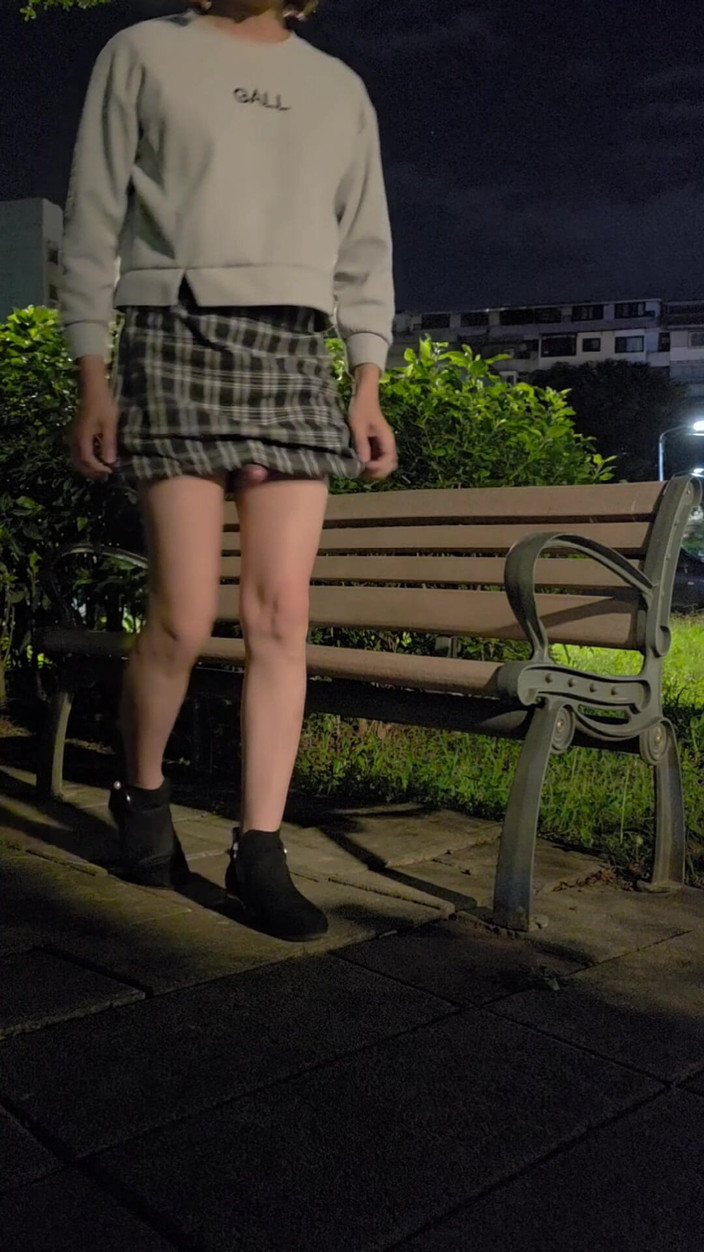 Taiwancdgirl: セクシーなシーメール、ティンシュアンが屋外で自慰し、手を洗う