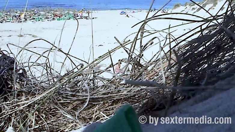 Beachbitches: Gadis Pantai Barbetta Berbogel Di Dalam Semak