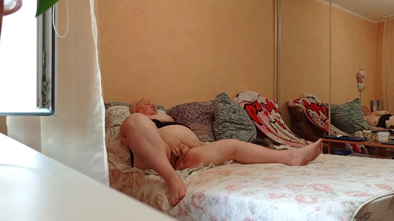 Zona901: Prsatá sousedka s mokrou kundičkou masturbuje s hračkami