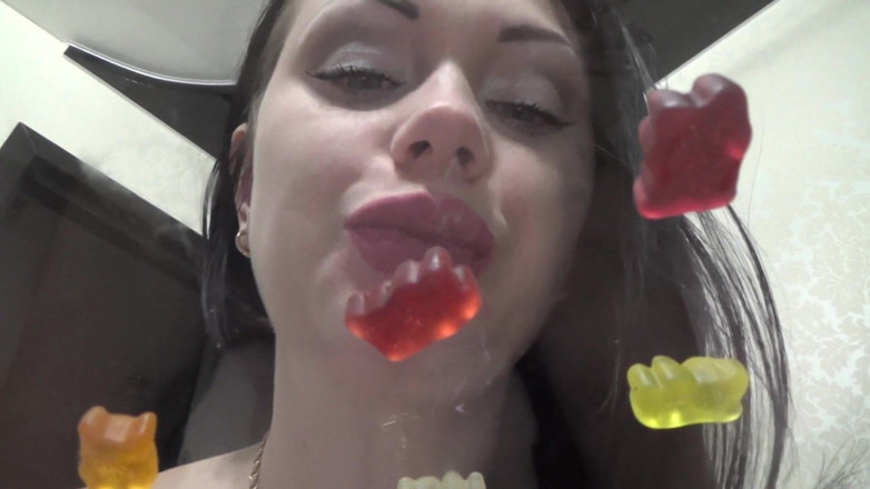 Goddess Misha Goldy: ¡Consumiendo gomitas del vaso!
