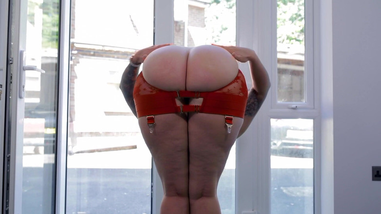 Paige Turnah: ぽっちゃり系フェムドムのペイジ・ターナは、お尻のないパンツを履いて、何ができて何ができないかを言いながらあなたをからかっています