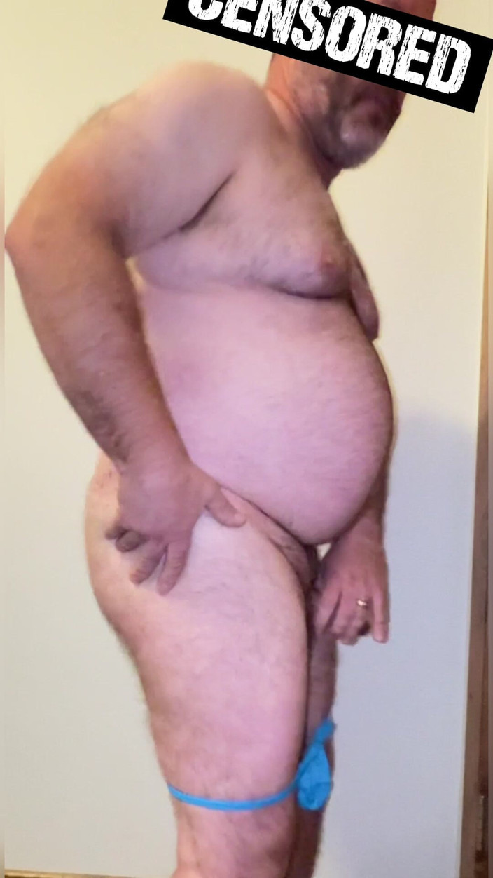 Anal Steve: 穿着蓝色丁字裤的肛门史蒂夫炫耀他的熊身体和鸡巴，鸡巴环上，并展示他巨大的屁股塞