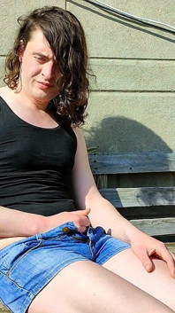 Sara se masturbe dans la nature