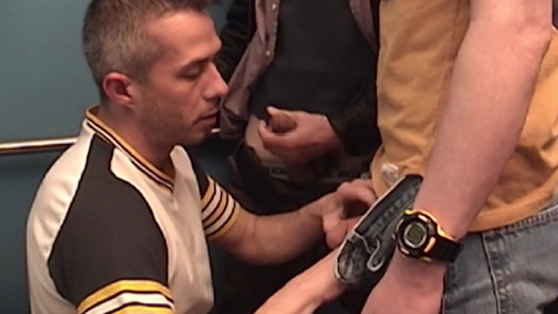 SEXUAL SIN GAY: Faminta cena gay - 1 trio de caras na loja de vídeo...