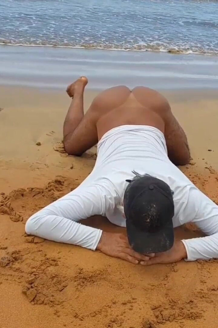 Ladysilvas: Ladysilva hete kont op het strand kom mijn kont neuken...