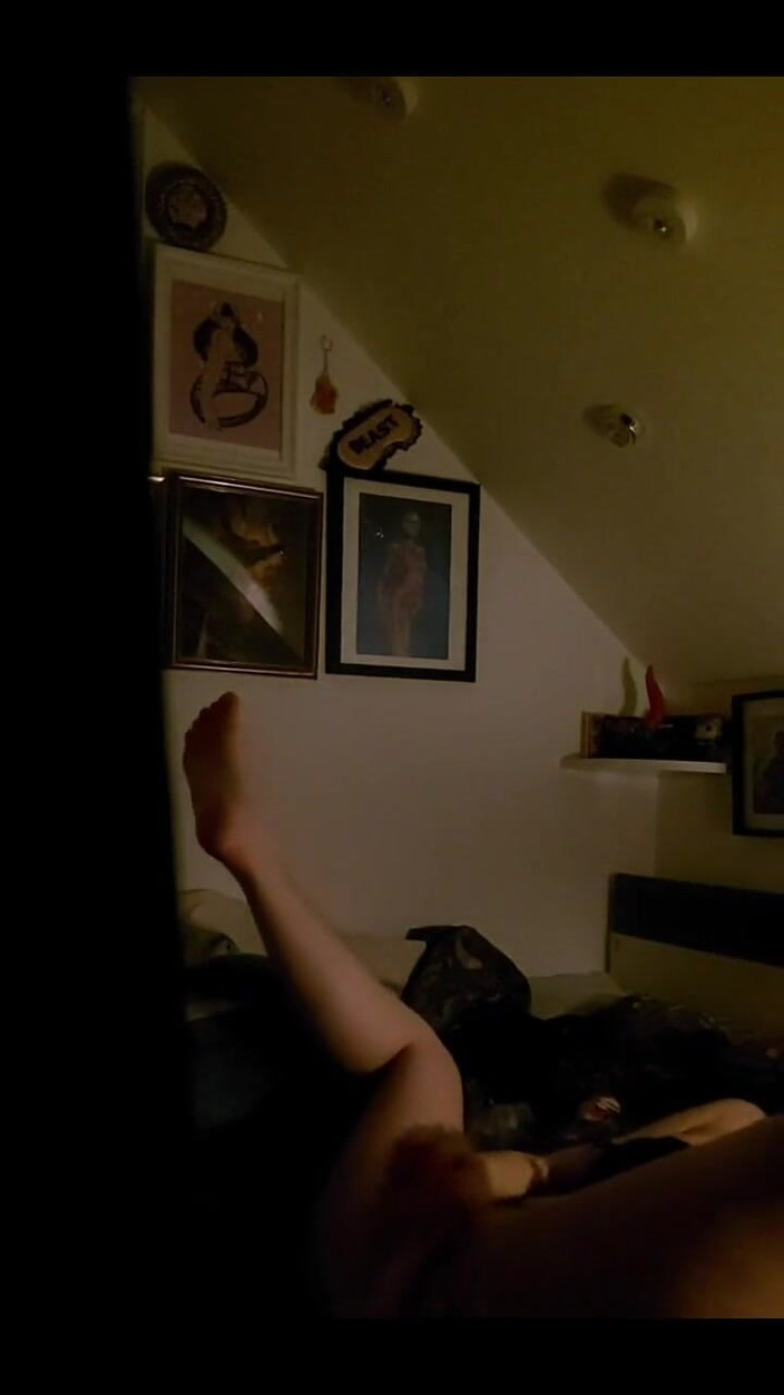 CherryOrchid: POV Jesteś moim podglądaczem współlokatorem wędrujący do mojej sypialni w...