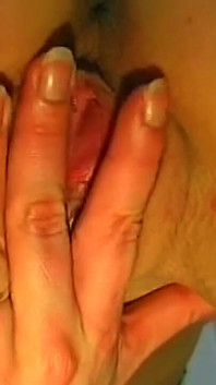 La mora matura succhia un dildo viola mentre si sditalina la sua figa sciatta