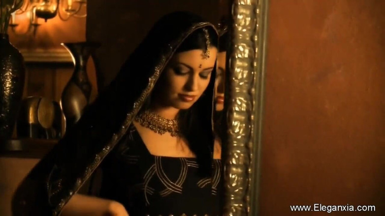 Eleganxia: Aksi close up sama penari striptis India