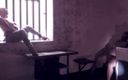 The adventures of Kylie Britain: Kötü kızlar hapishane hücresinde mastürbasyon yapıyor - (ses yok, ama müzik)