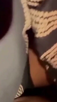 Une desi indienne se fait baiser dans un bus pendant un voyage